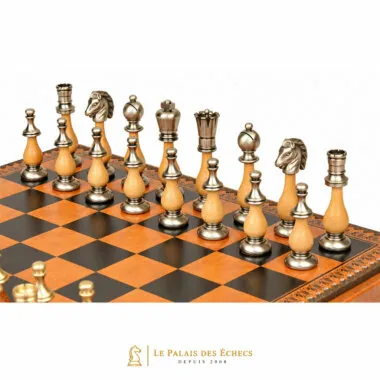 Rangée de pièces argentées du Jeu d'Échecs Grand Oriental, gros plan sur cavaliers et roi