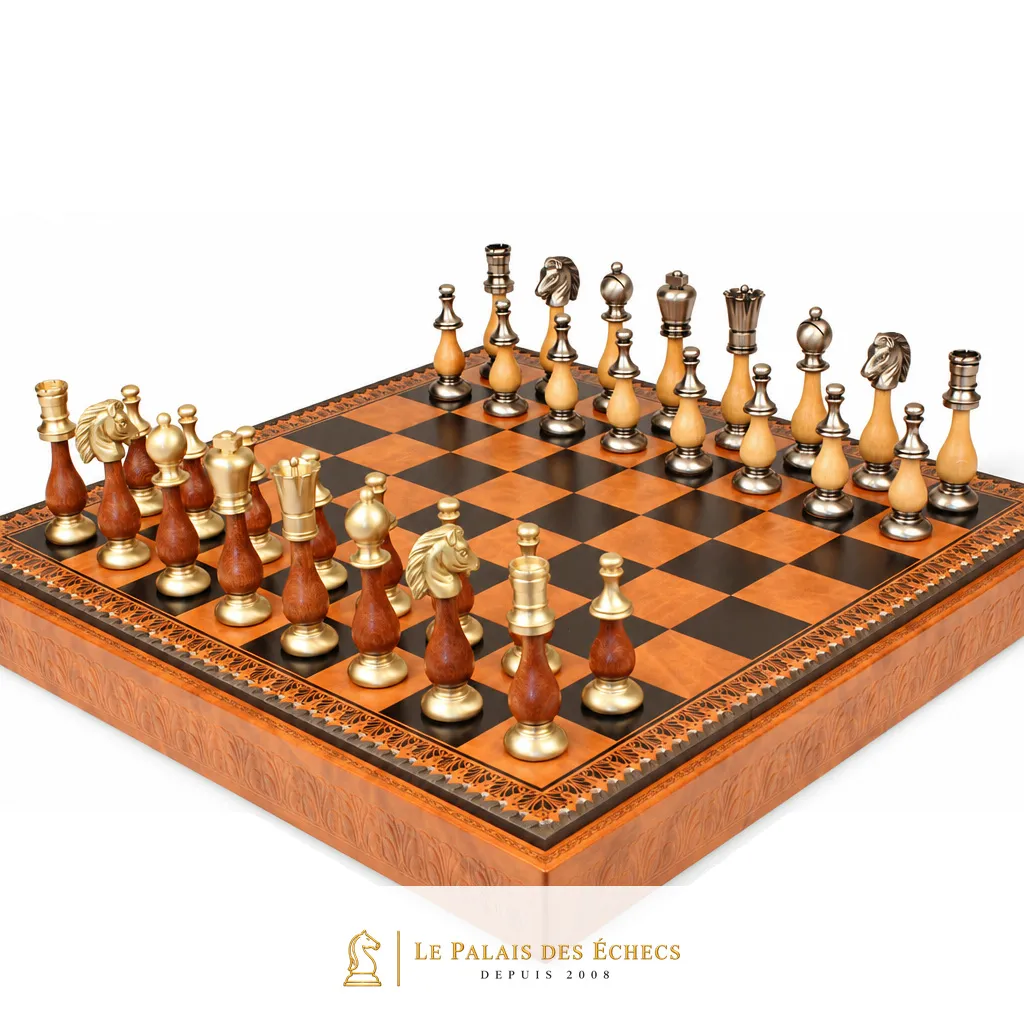 Pièces argentées et dorées du Jeu d'Échecs Grand Oriental vues en diagonale sur l'échiquier