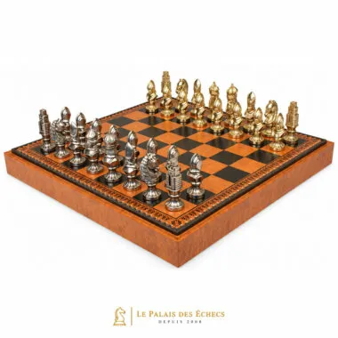 Jeu d'échecs Moncada vu de face avec pièces en métal doré et argenté