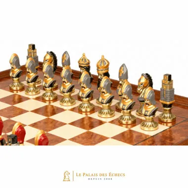 Jeu d'échecs Moncada, détail des pièces dorées et grises sur l'échiquier