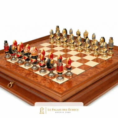 Pièces métalliques colorées du jeu d'échecs Moncada disposées sur l'échiquier en bois