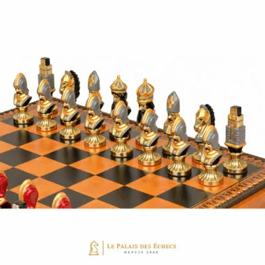Rangée de pièces du jeu d'échecs Moncada vue en contre-plongée sur l'échiquier