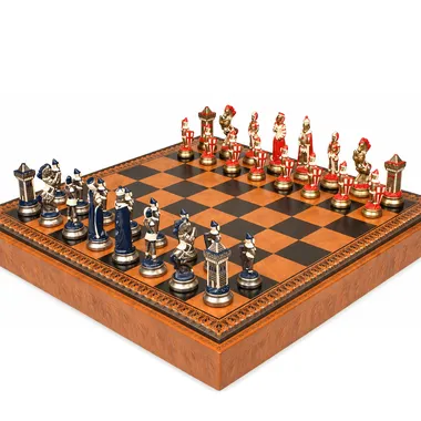Pièces du jeu d'échecs Mary Stuart en métal vues de biais sur l'échiquier
