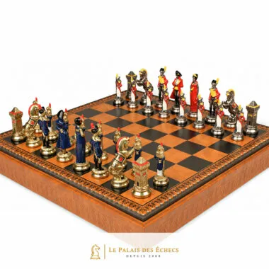 Pièces du jeu d'échecs Napoléon alignées sur l'échiquier en similicuir