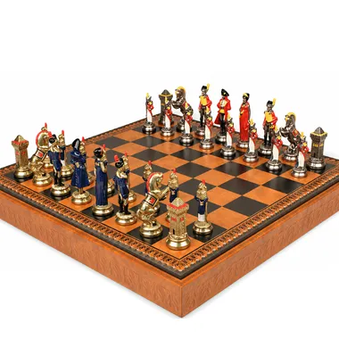 Pièces du jeu d'échecs Napoléon alignées sur l'échiquier en similicuir