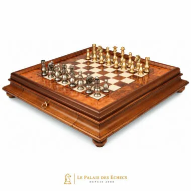 Jeu d'échecs Garde Française posé sur échiquier en bois de bruyère avec tiroir