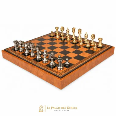 Jeu d'échecs Grand Persan posé sur son coffret en similicuir marqueté