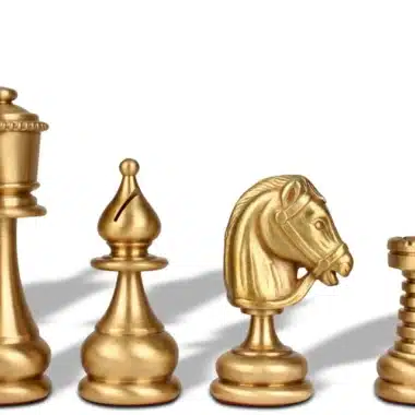 Pièces d'échecs en laiton doré : roi, fou, cavalier et tour alignés