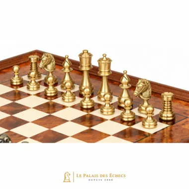 Pièces d'échecs dorées en laiton massif alignées sur l'échiquier en bois d'orme