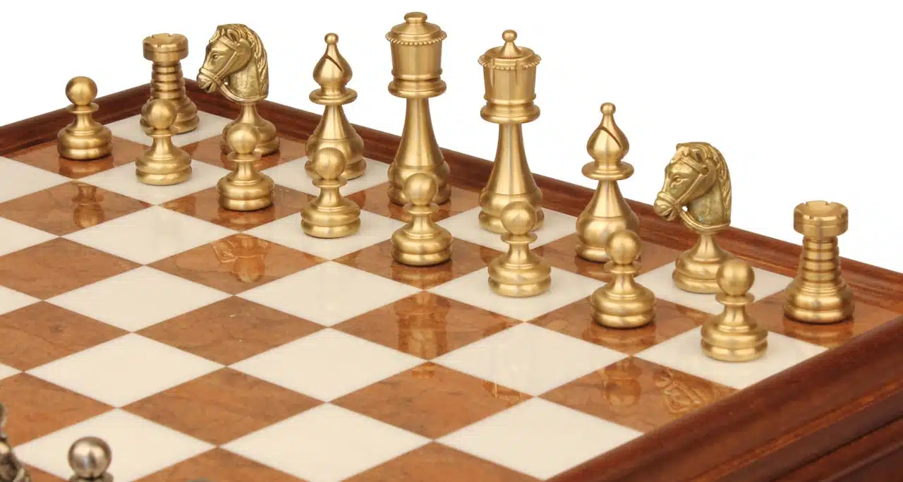 Pièces en laiton massif doré du jeu d'échecs Perse vues de près sur l'échiquier