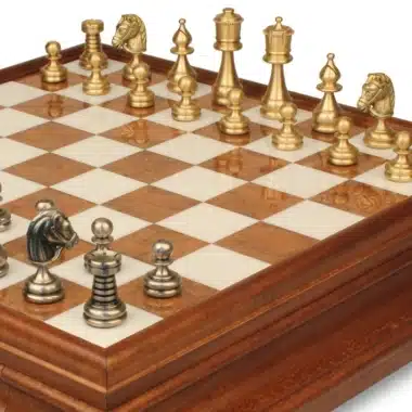 Pions et cavaliers du jeu d'échecs Perse face à face sur l'échiquier en bois