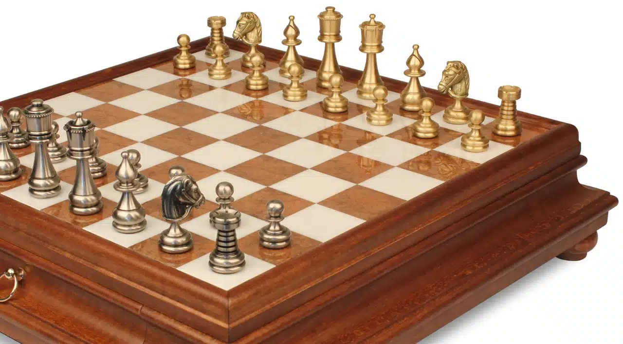Pions et cavaliers du jeu d'échecs Perse face à face sur l'échiquier en bois