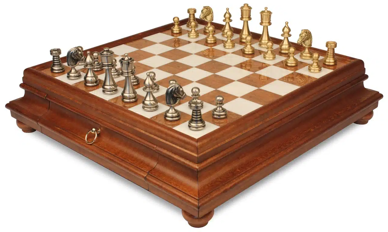 Jeu d'échecs Perse complet sur échiquier en bois et albâtre avec tiroir de rangement