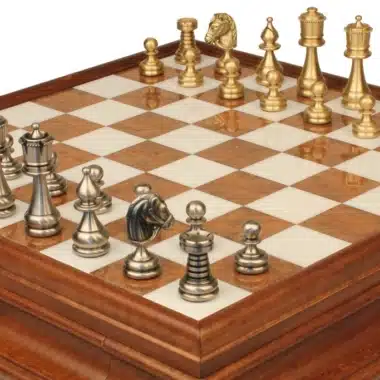 Roi et pièces du jeu d'échecs Perse disposés en angle sur l'échiquier en albâtre