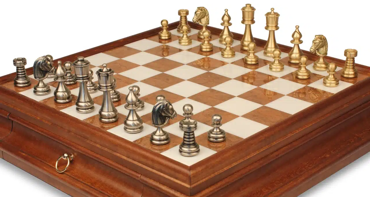 Roi et pièces du jeu d'échecs Perse disposés en angle sur l'échiquier en albâtre