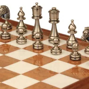 Pièces en laiton massif argenté du jeu d'échecs Perse en gros plan sur l'échiquier