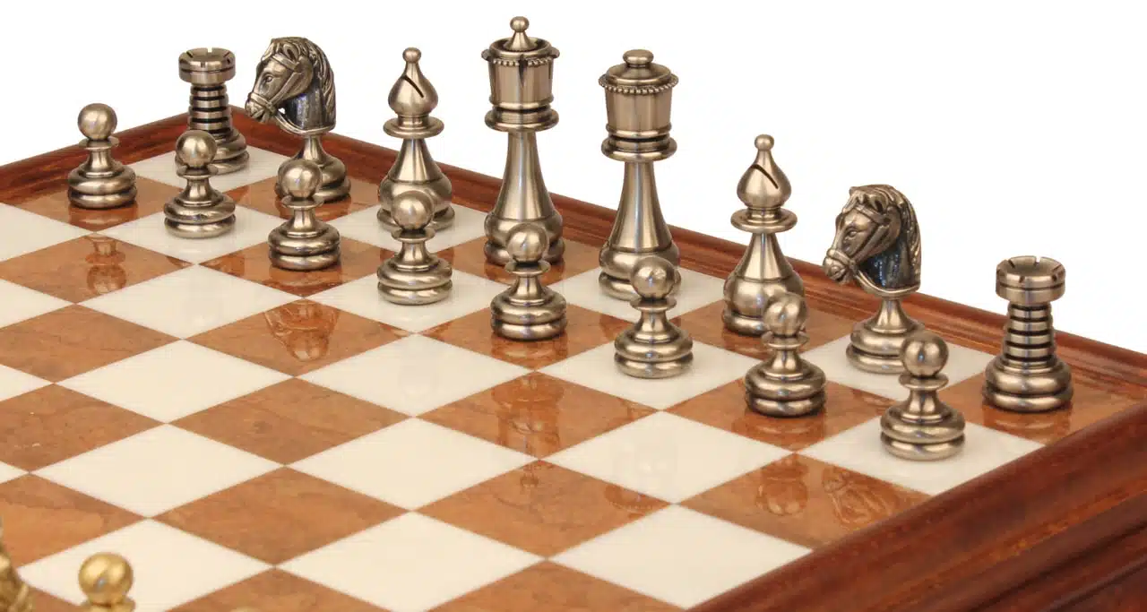 Pièces en laiton massif argenté du jeu d'échecs Perse en gros plan sur l'échiquier
