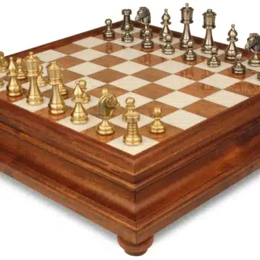 Jeu d'échecs Perse complet vu de biais sur le coffret en bois massif à tiroir