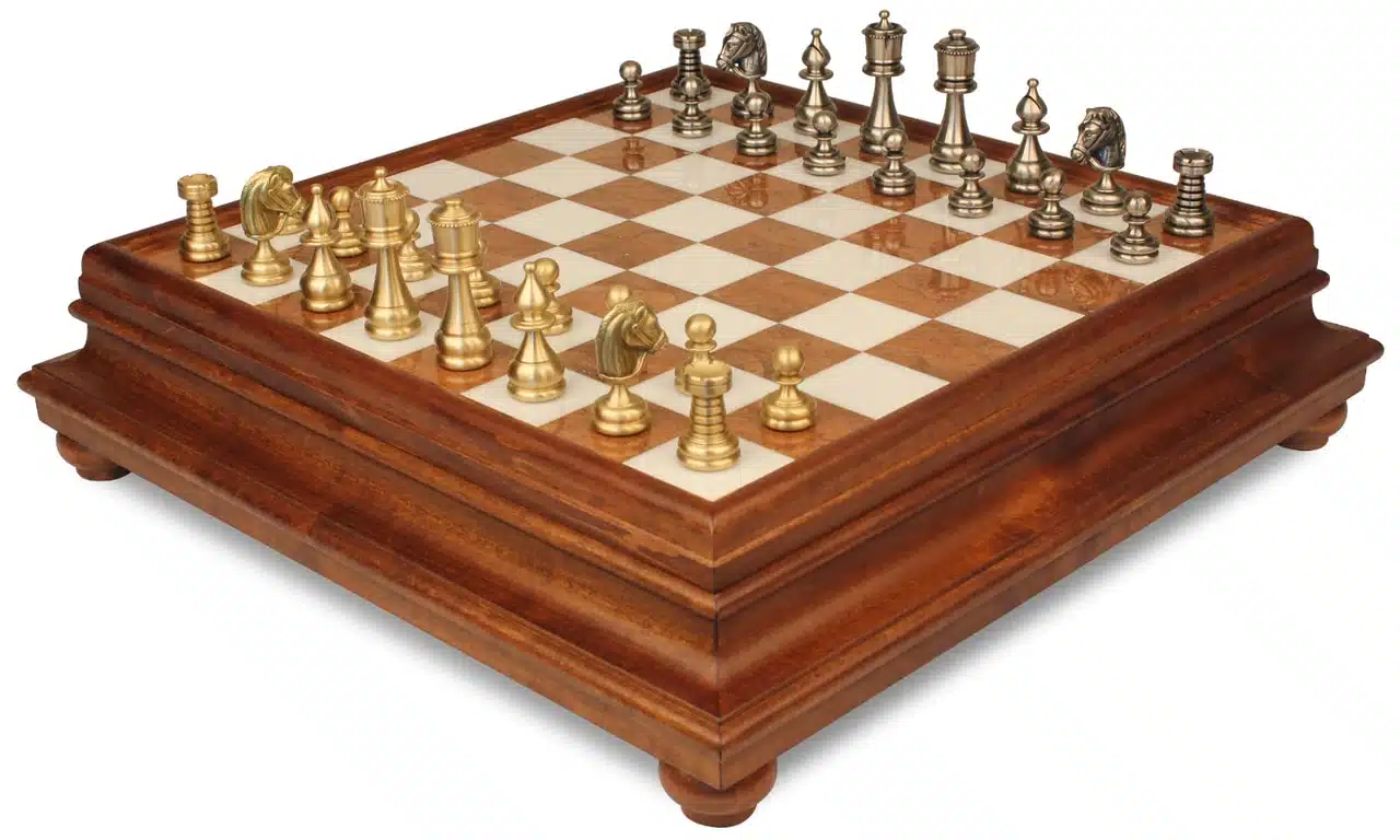 Jeu d'échecs Perse complet vu de biais sur le coffret en bois massif à tiroir