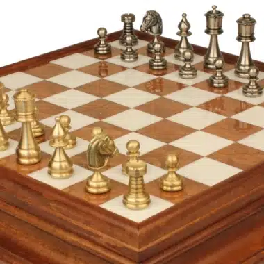 Jeu d'échecs persan avec pièces en laiton doré et argenté sur échiquier en albâtre