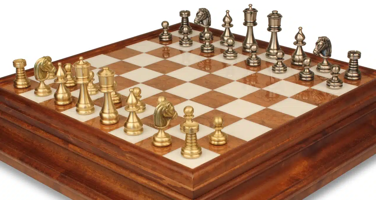 Jeu d'échecs persan avec pièces en laiton doré et argenté sur échiquier en albâtre