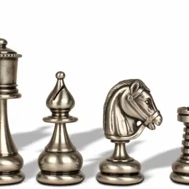Pièces d'échecs en laiton argenté : roi, fou, cavalier et tour alignés