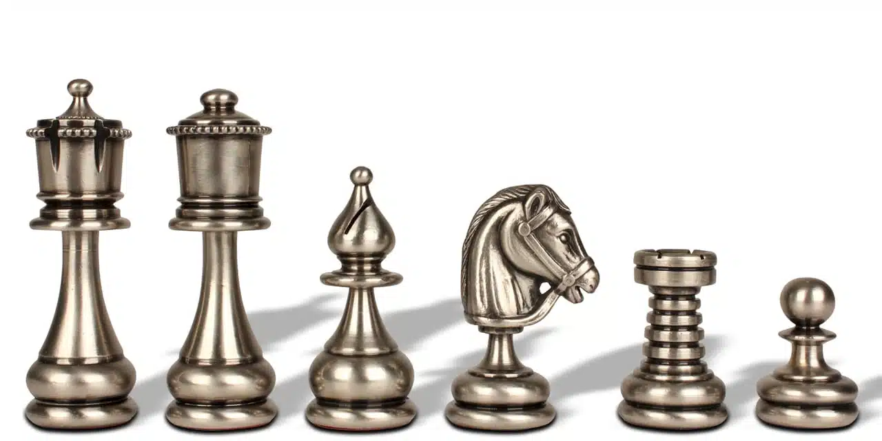 Pièces d'échecs en laiton argenté : roi, fou, cavalier et tour alignés