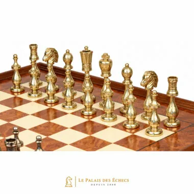 Détail des pièces dorées en métal du jeu d'échecs Arabesque sur l'échiquier