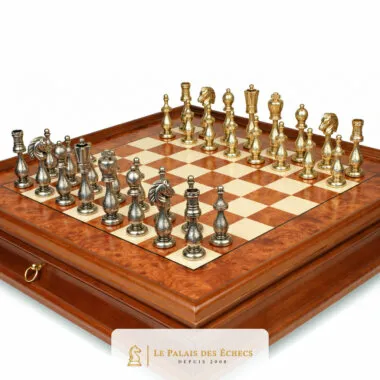 Vue rapprochée des deux camps du jeu d'échecs Arabesque posés sur le coffret en bois