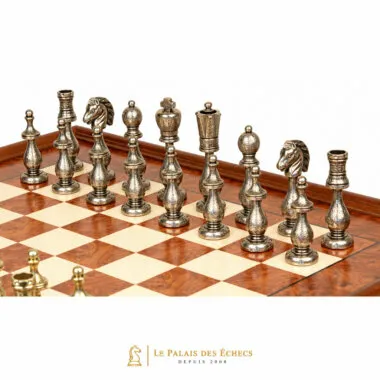 Détail des pièces argentées en métal du jeu d'échecs Arabesque sur l'échiquier