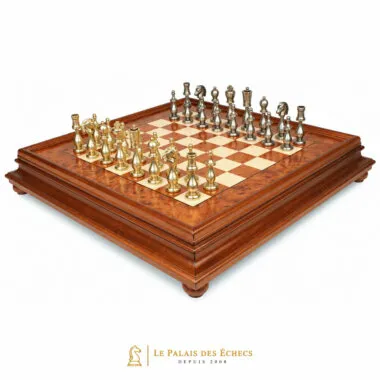 Vue d'ensemble du coffret Arabesque avec pieds ronds et pièces disposées sur l'échiquier