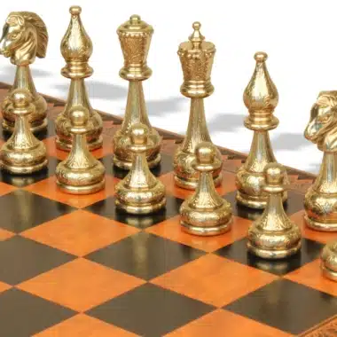 Pièces d'échecs Flowered dorées en gros plan, cavaliers et fous détaillés