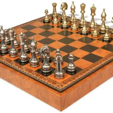 Jeu d'échecs Flowered disposé sur l'échiquier bordé de motifs en marqueterie