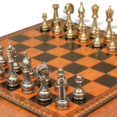 Vue rapprochée du jeu d'échecs Flowered, pièces dorées et argentées face à face