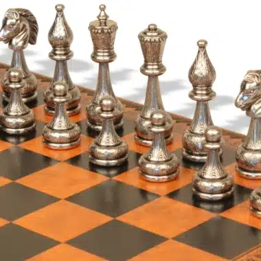 Détail des pièces d'échecs Flowered argentées, rois, dames et cavaliers alignés