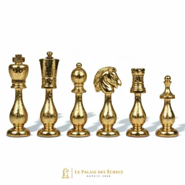 Pièces d'échecs dorées : roi, pion, cavalier et tour en détail