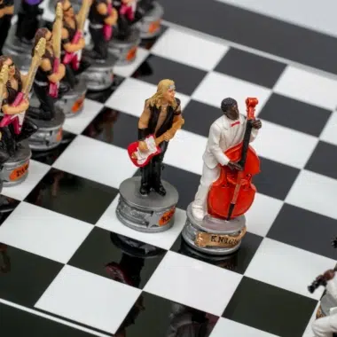 Jeu d'Échecs Jazz vs Rock - Échiquier en bois laqué noir & Pièces en résine