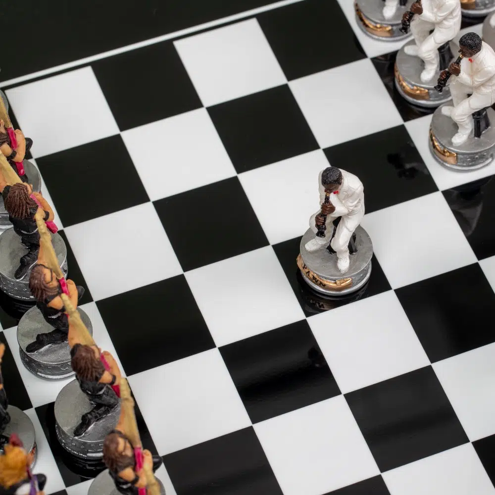 Jeu d'Échecs Jazz vs Rock - Échiquier en bois laqué noir & Pièces en résine