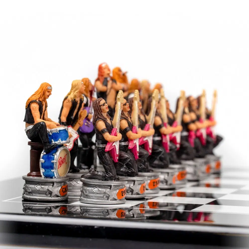 Jeu d'Échecs Jazz vs Rock - Échiquier en bois laqué noir & Pièces en résine