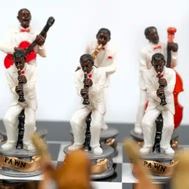 Jeu d'Échecs Jazz vs Rock - Échiquier en bois laqué noir & Pièces en résine