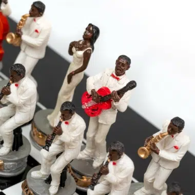 Jeu d'Échecs Jazz vs Rock - Échiquier en bois laqué noir & Pièces en résine