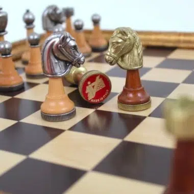 Jeu d'Echecs Staunton en Bois et Metal et Echiquier avec Rangement en Bois et Feuilles d'Or – Image 2