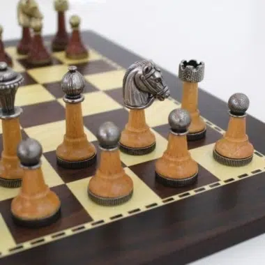 Alternative view of Jeu d'Echecs en Bois et Metal Staunton et Echiquier en Bois Foncé