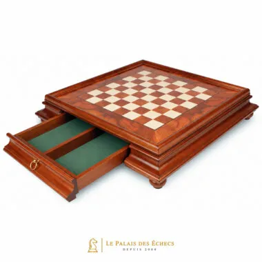 Tiroir ouvert tapissé de feutrine verte pour le rangement des pièces d'échecs