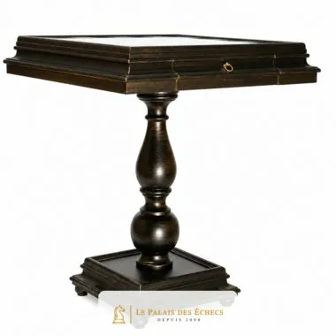 Table échiquier sur pied balustre sculpté avec tiroir et plateau marbré