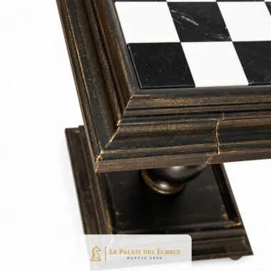 Détail de l'angle du plateau en albâtre noir et blanc et du pied en bois