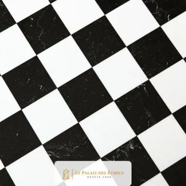Détail des cases en albâtre noir et blanc de l'échiquier