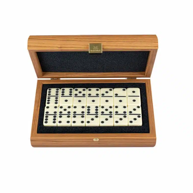 Coffret ouvert en noyer avec dominos ivoire rangés, vue de face