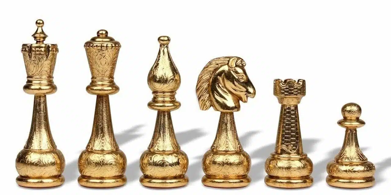 Grand Jeu d'Echecs en Métal Sculpté & Echiquier en Similicuir Noir et Doré – Image 3