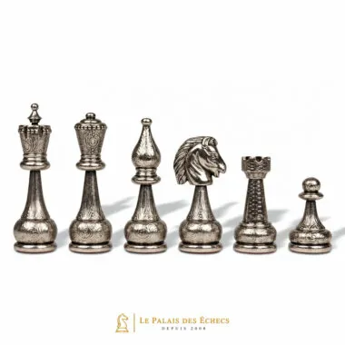 Détail des pièces argentées Staunton : dame, fou, cavalier et tour